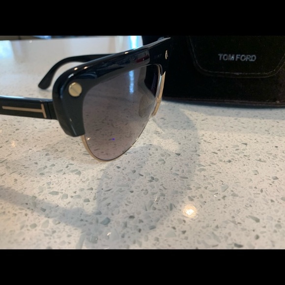 *Authentic* Tom Ford Sunglasses. With Screws Detailing. Almost Like New.Classy👌 - Picture 2 of 3